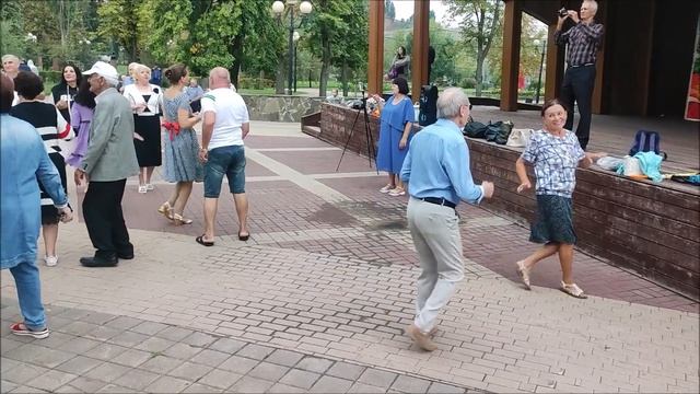 Белгород. Не смотря на воздушные тревоги танцы в парке Победы у людей не отнять смотреть онлайн