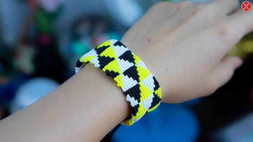 Macrame tutorial ｜ Black, White and Yellow Triangle Macrame Bracelet ｜ Geometric modern bracelet смотреть онлайн
