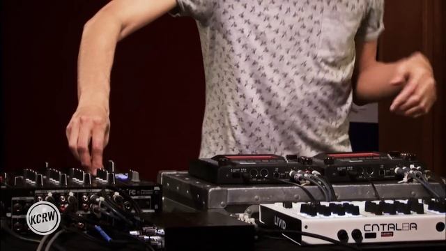 Jon Hopkins performing "Breathe This Air / We Disappear" Live on KCRW смотреть онлайн