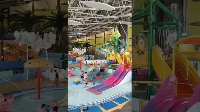 Белгород.Ракетная опасность в аквапарке. Без паники спустились в укрытие, после отбоя снова отдыхать смотреть онлайн