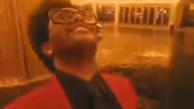 негр смотрит вверх