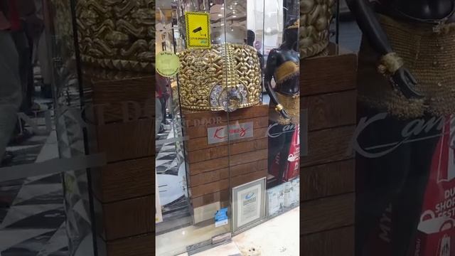 Самый большой в мире 58-килограммовый золотой браслет на Золотом рынке в Дубае смотреть онлайн