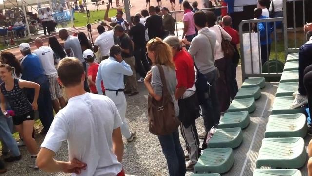 Crazy locals pazzo locale - Italia - Mondovi - during men's 400m hurdles смотреть онлайн