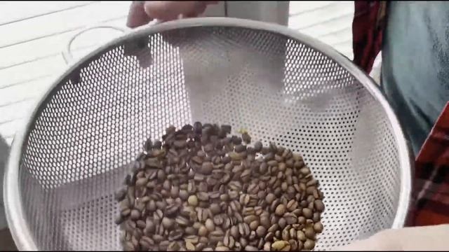Roasting Coffee Beans At Home Using an Air Popcorn Maker смотреть онлайн