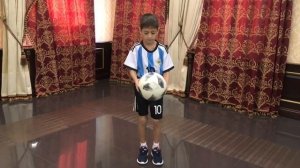 Как научиться набивать мяч ⚽️ #чеканка   дети #обучение