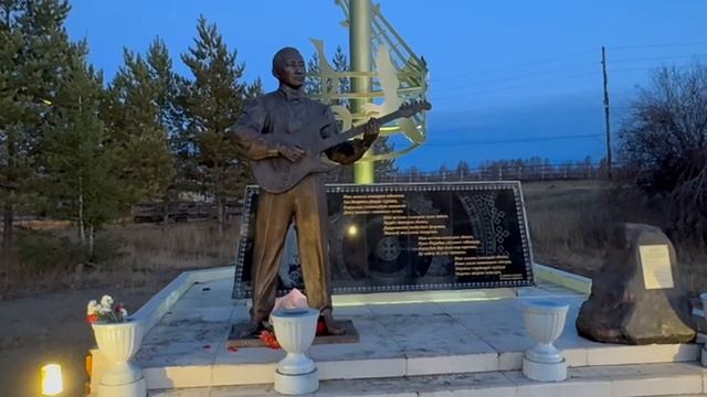 В Нюрбе открыли музыкальную зону памяти якутского певца Никифора Семенова смотреть онлайн