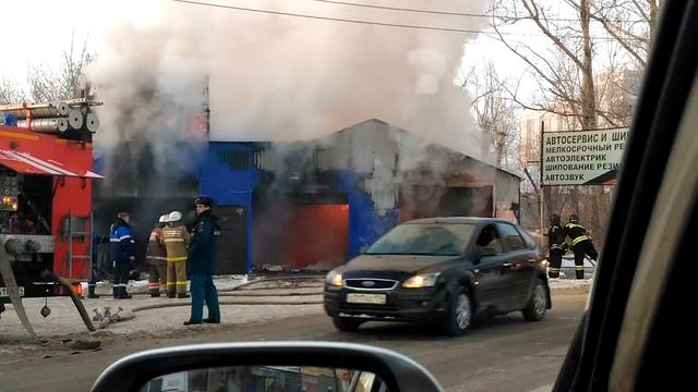 Сгорела автомойка в Челябинске возле магазина Лента смотреть онлайн