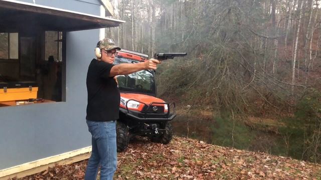 A quick Colt Walker video shooting 40 grains of Black Powder смотреть онлайн