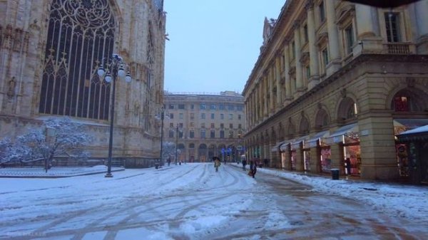 Walking in MILAN Winter HUGE SNOWFALL Seasons Snow walking tour through the street 2020 (4K)