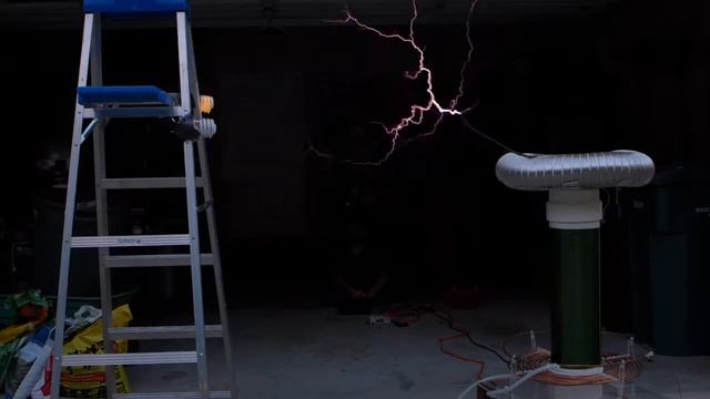 "Layla" by Derek and Dominoes, played on a DRSSTC Tesla Coil смотреть онлайн