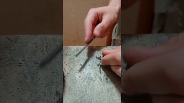 Обработка после отливки свинца.