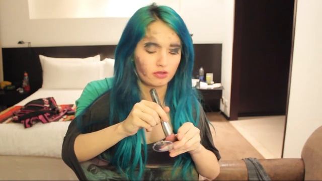 Maquillaje Con Otras Manos - Not My Arms Makeup Challenge Ft John Houseman смотреть онлайн