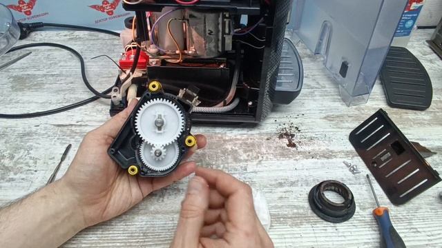 Чистка кофемолки с разбором в кофемашине Krups EA 81. смотреть онлайн