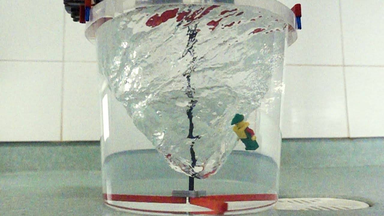 Создание большого водоворота с помощью моторов LEGO смотреть онлайн