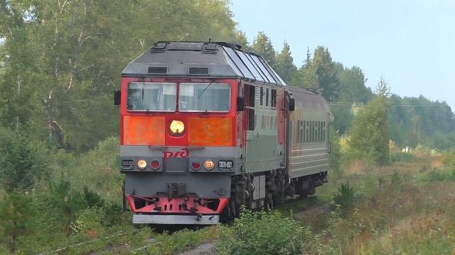 "Подмигнул". ТЭП70-0521 с пригородным поездом Сосьва-Новая — Алапаевск и приветливой бригадой смотреть онлайн