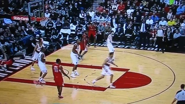 Andre Miller blasts into Blake Griffin, Dec 6 2010 смотреть онлайн