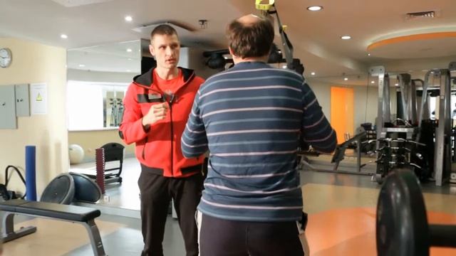 Тренировка при коксартрозе. Приседание с поддержкой.