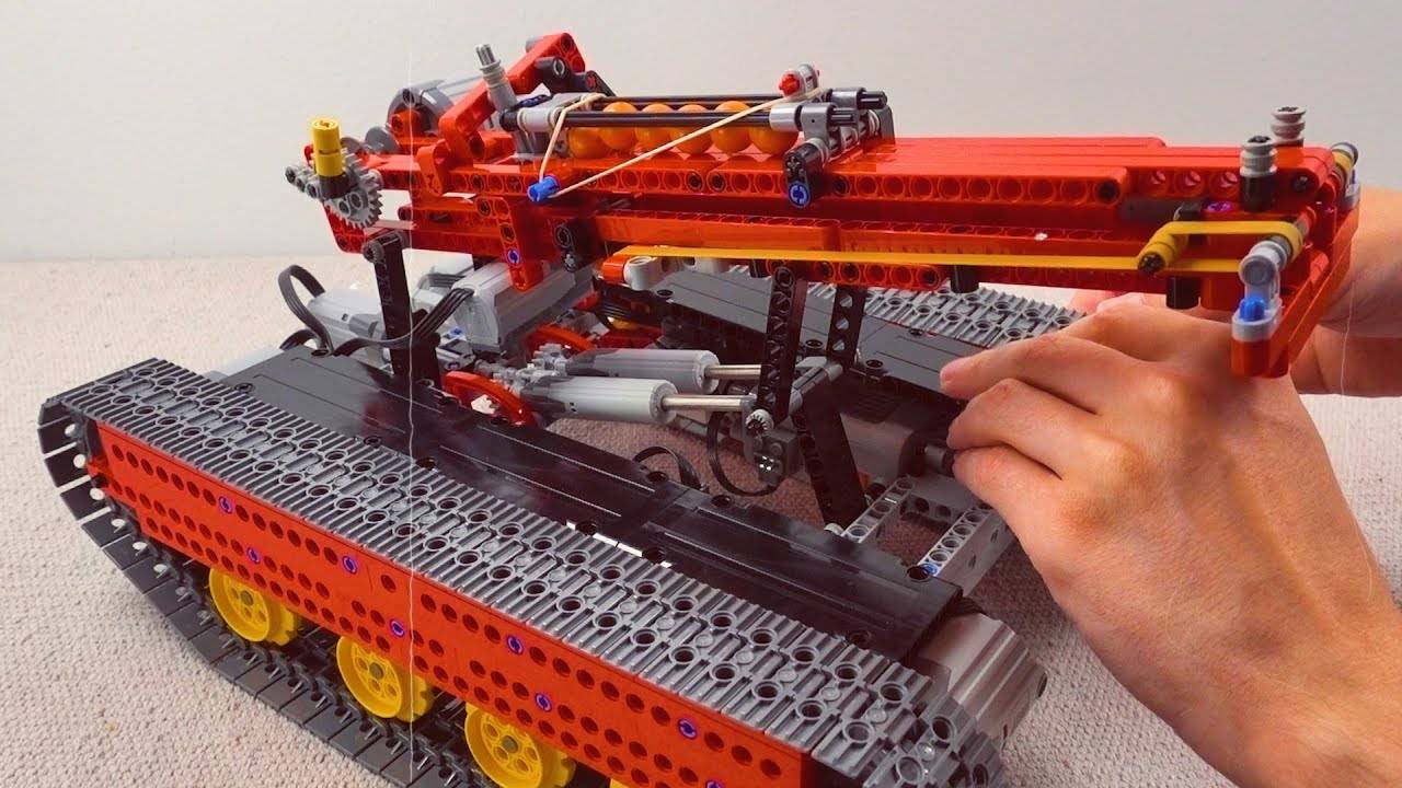 Постройка LEGO танка, который стреляет футбольными мячами LEGO смотреть онлайн