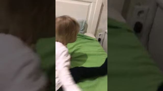 Друзья ловят солнечного зайчика смотреть онлайн