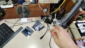 Собирает классический трансформатор Тесла из деталей советских телевизоров своими руками