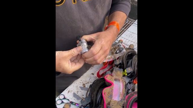 Stripping an Oakley OFrame goggle with a GoggleTek XL roll off system following a beach race смотреть онлайн