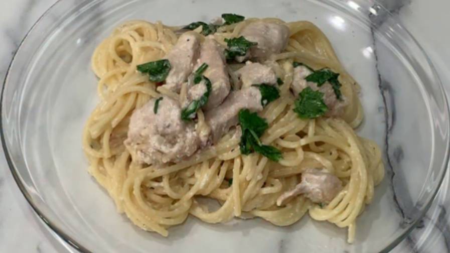 Спагетти с курицей в сливочном соусе. Вкусный ужин! смотреть онлайн