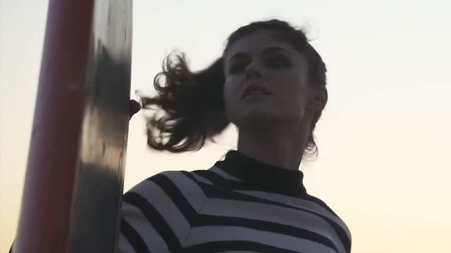 Blue eyes - Elton John (Alexandra Daddario) смотреть онлайн