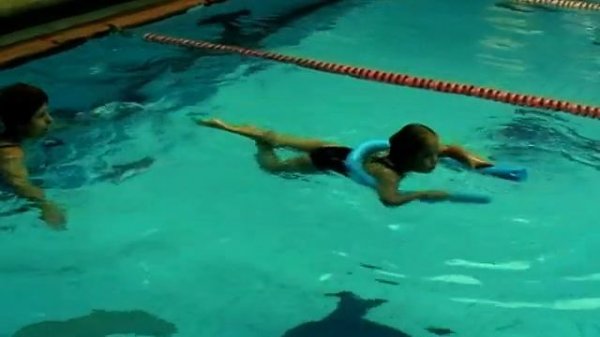 Мишель и Надя в бассейне