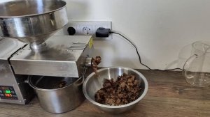 Как давят масло холодного отжима,  и как давят сыродавленое масло в бочонке, в чем разница