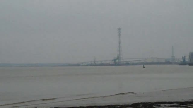 Grays Town Wharf at Tilbury on the Thames смотреть онлайн