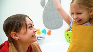 Марго и мама играют как доктор История про мытье рук