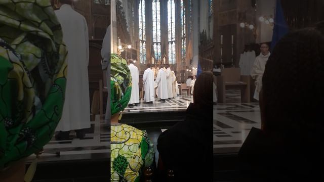 Astrid KEMBIA TSHIBANGU - 2. Ordination Diacre Bernard KAPINGA - Cathédrale de Liège le 11/06/22 смотреть онлайн
