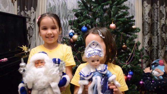 Три дочки наряжают елку смотреть онлайн