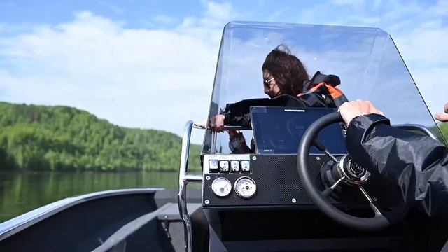 Алюминиевая лодка R5100B с центральной консолью смотреть онлайн