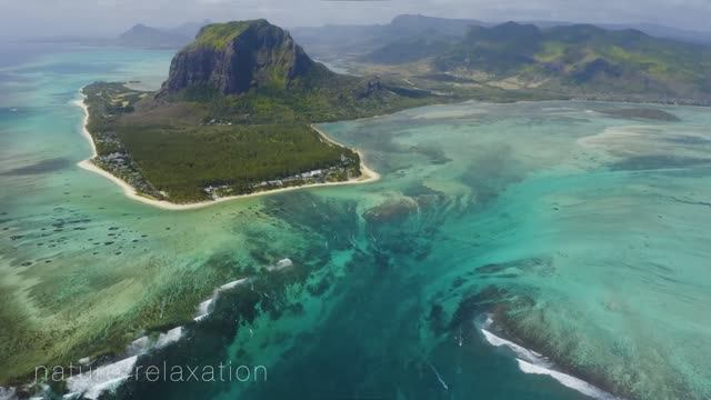 Flying Over the Tropical Island of Mauritius [4K] 🏝️ 1 HR Nature Relaxation + Music & Ocean Sou смотреть онлайн