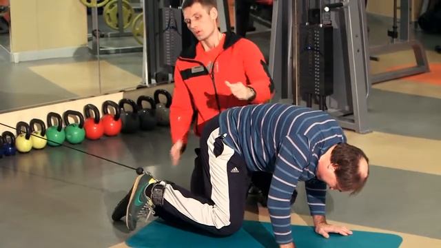 Тренировка при коксартрозе. Сгибание бедра с горизонтального блока.