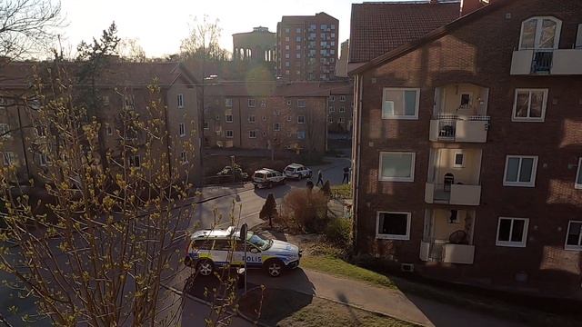 Cirka klockan 16: 00 En man i svart föll ihop skrek ring polis , Fullt pådrag men polisen förtegen. смотреть онлайн