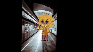 только я никого не люблю.... А люди любят стоят с букетами в метро...