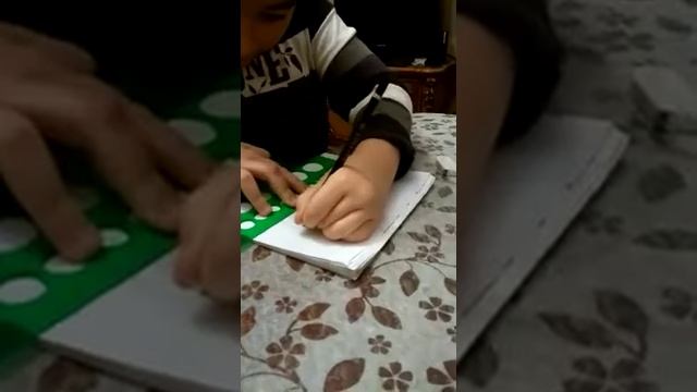 Сегодня мы нарисуем 2 рисунка:солнечные очки и снайперскую винтовку... смотреть онлайн