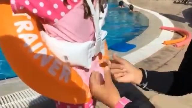 как надеть круг swimtrainer смотреть онлайн