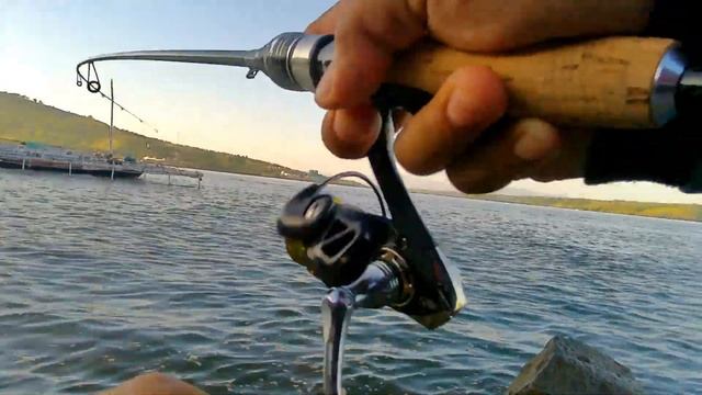 Mancing Ikan Di Pinggir Laut Serasa Mancing Dikolam.