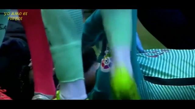 Escalofriante Lesión de Aleix Vidal Jugador del Barcelona смотреть онлайн