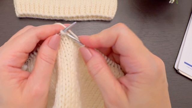 Котошапка спицами детская на девочку #вязание #вязаниеспицами #шапки #своимируками #квадробика смотреть онлайн