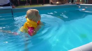 СОФИЯ В БАССЕЙНЕ С ПОП ИТАМИ. 100 POP IT . СОФУНЬЯ ШАЛУНЬЯ