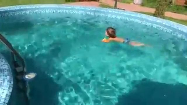 Миша первый раз плавает в нарукавниках 13.08.2017 у Смирнова смотреть онлайн