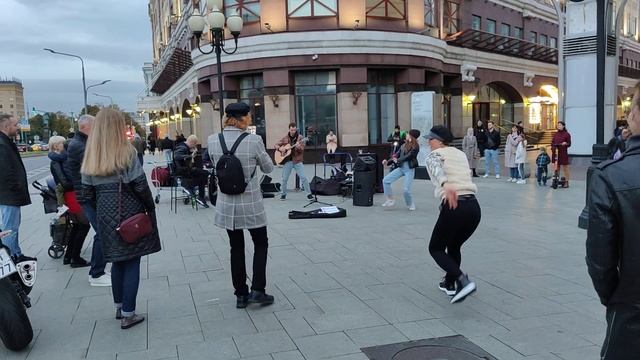 Рома Зверь - Районы-кварталы - Звери - песню исполнил на Арбате сборный коллектив музыкантов #Mosco смотреть онлайн