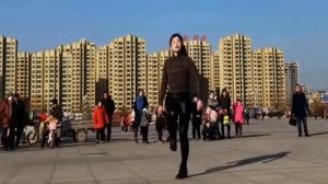 цын цын танцует