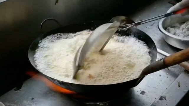 Fried rice with egg, vegetables and seafood | Thai street food смотреть онлайн