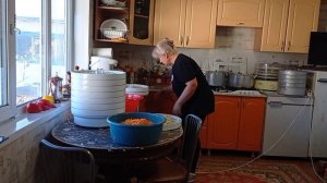 Убралась в Теплице. ЩИ, аж ложка стоит 😅. Укрыли ЧЕСНОК 🧄. Сушка продолжается.