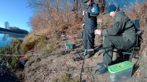 Рыбалка поздней осенью на фидер в ночь.Ловля на резинку на живца.Жареное мясо на костре